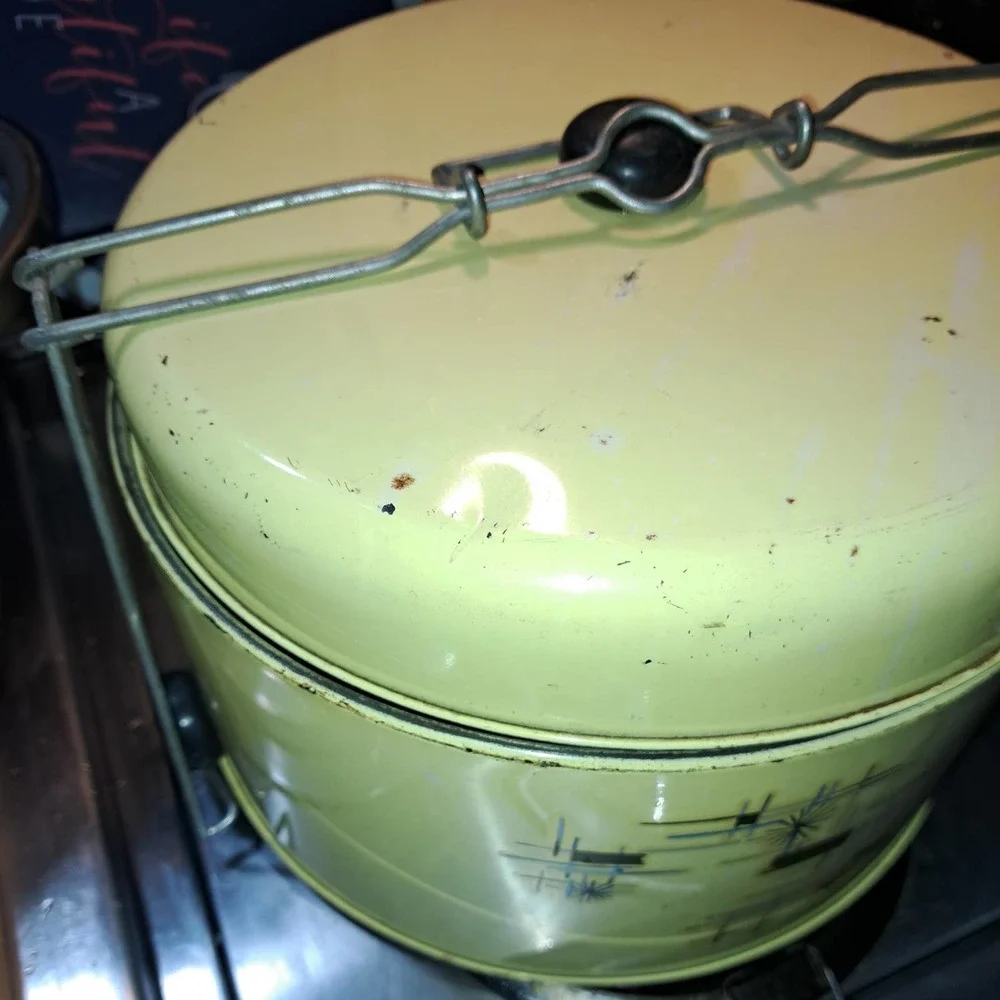 FABULOUS FIND! VINTAGE 1950s XL Metal Peoria Cake Plate Cake Carrier
